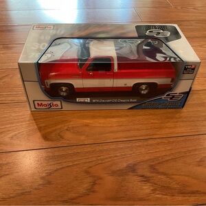 Maisto 1974 Chevrolet C10 Cheyenne Super Squarebody Special Edition 1:18 Diecast